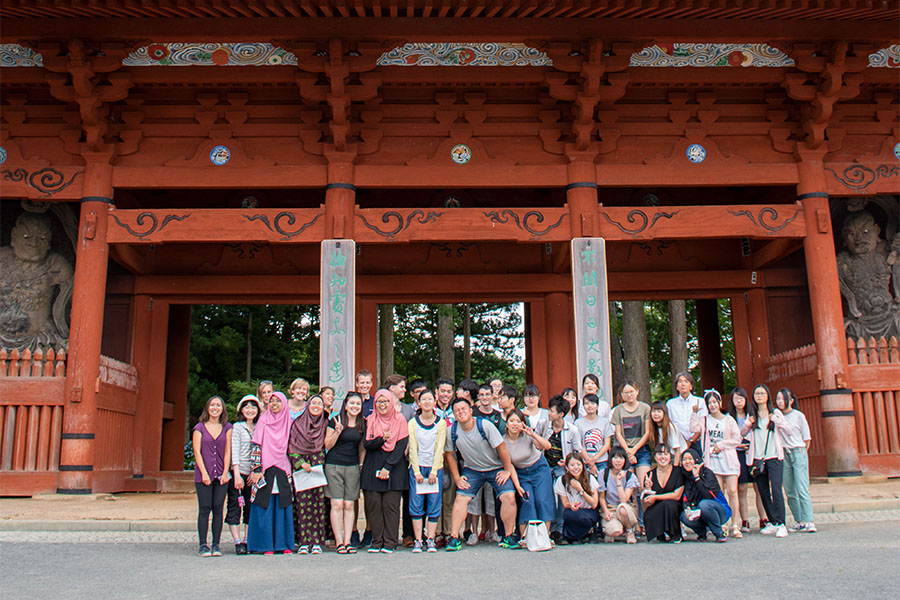 group photo in front of Daimon