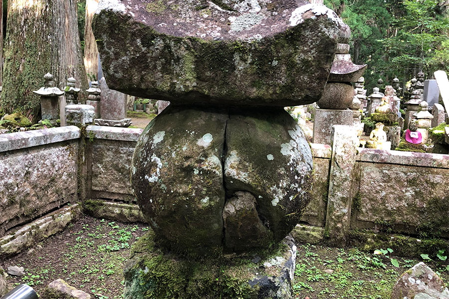 Detail showing the crack in tomb of Akechi Mitsuhide